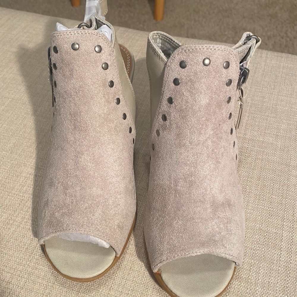 NEW Beartraps “Ivella” Ladies Shoes Size 8 Tan Chunky Heel